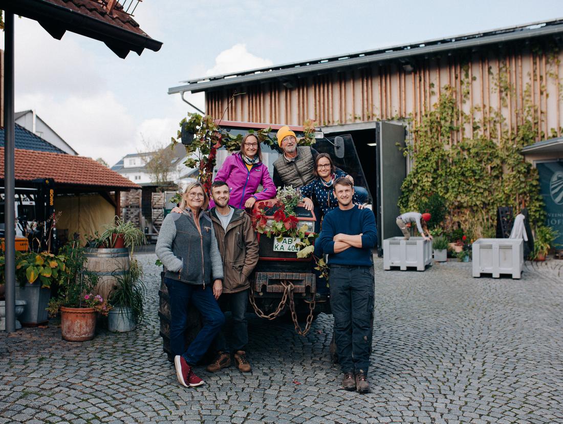 Familie Höfler auf ihrem Weingut in Michelbach / Franken