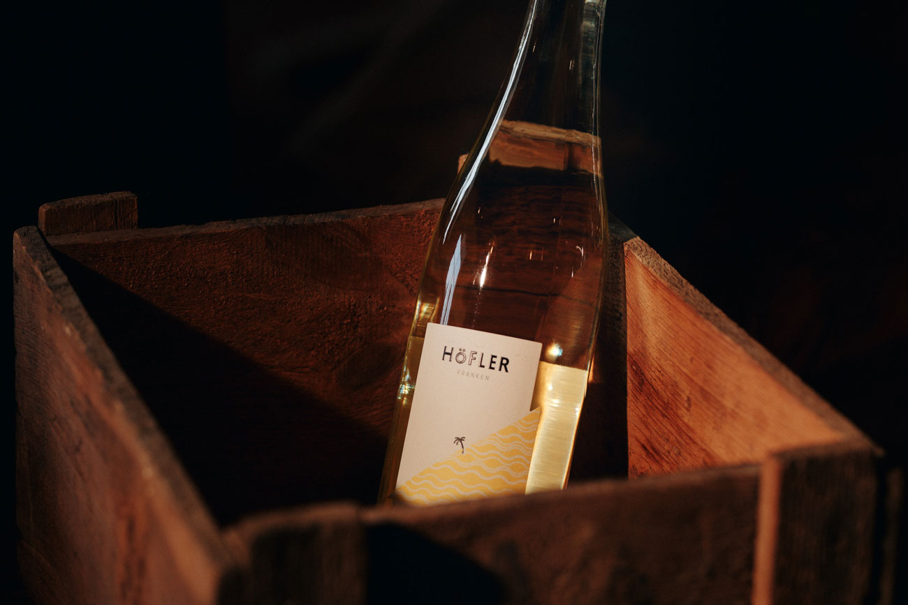 Höfler ~Mahalo~ Riesling in Holzkiste vom Weingut Höfler Michelbach